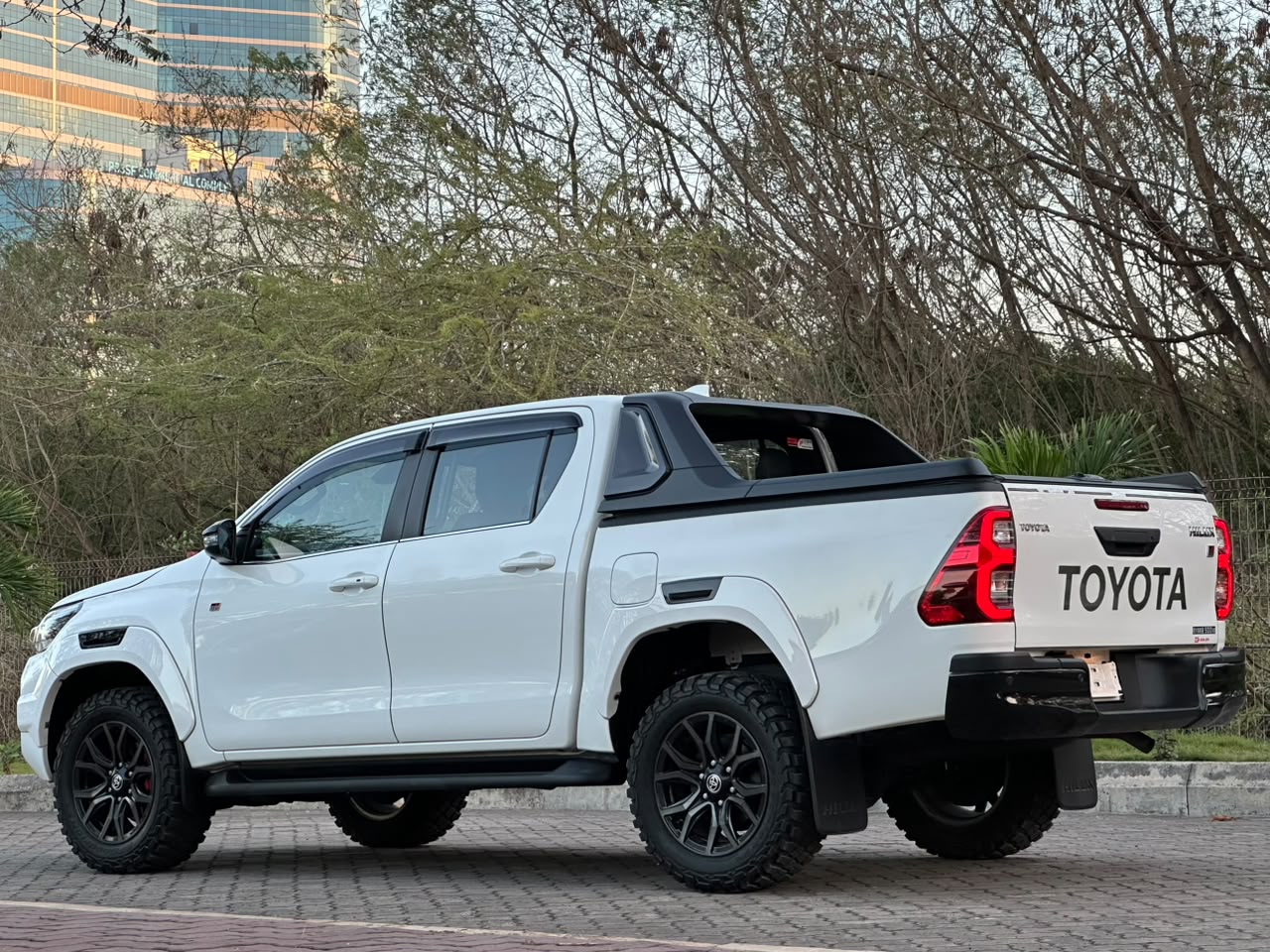 TOYOTA HILUX DOUBLE CABIN GR SPORT EDITION thumbnail 8